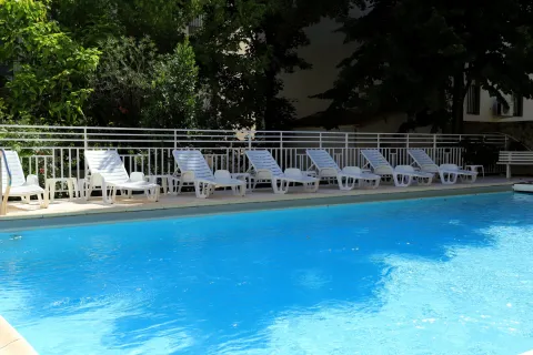 Pay for 4 nights, the 5th is free